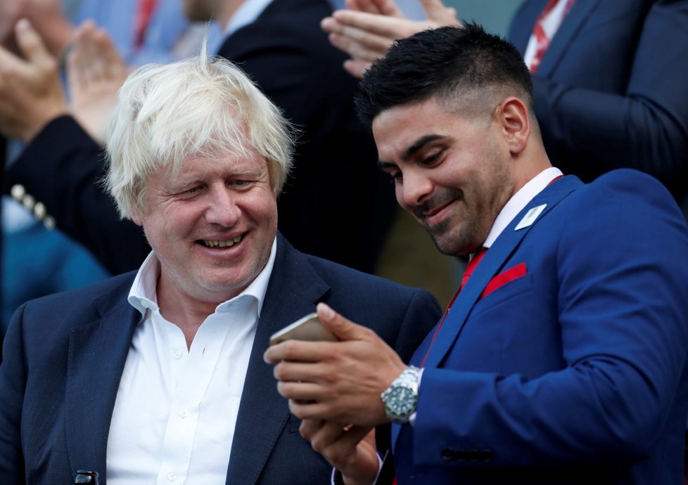 Boris Johnson po oznámení rozvodu vyrazil s přáteli o víkendu na kriket. (Foto 8. 9. 2018)