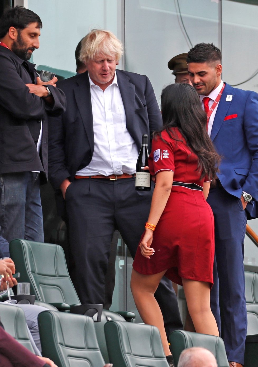 Boris Johnson po oznámení rozvodu vyrazil s přáteli o víkendu na kriket. (Foto 8. 9. 2018)
