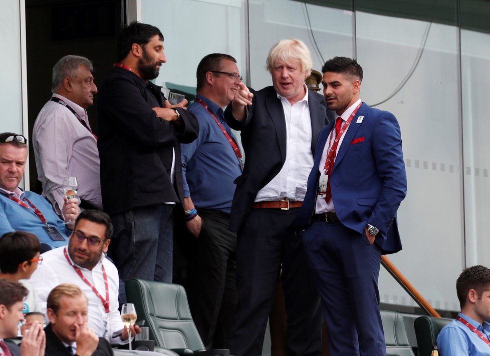 Boris Johnson po oznámení rozvodu vyrazil s přáteli o víkendu na kriket (foto 8. 9. 2018).