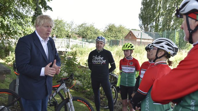 Britský premiér Boris Johnson začal výrazně podporovat cyklo-dopravu