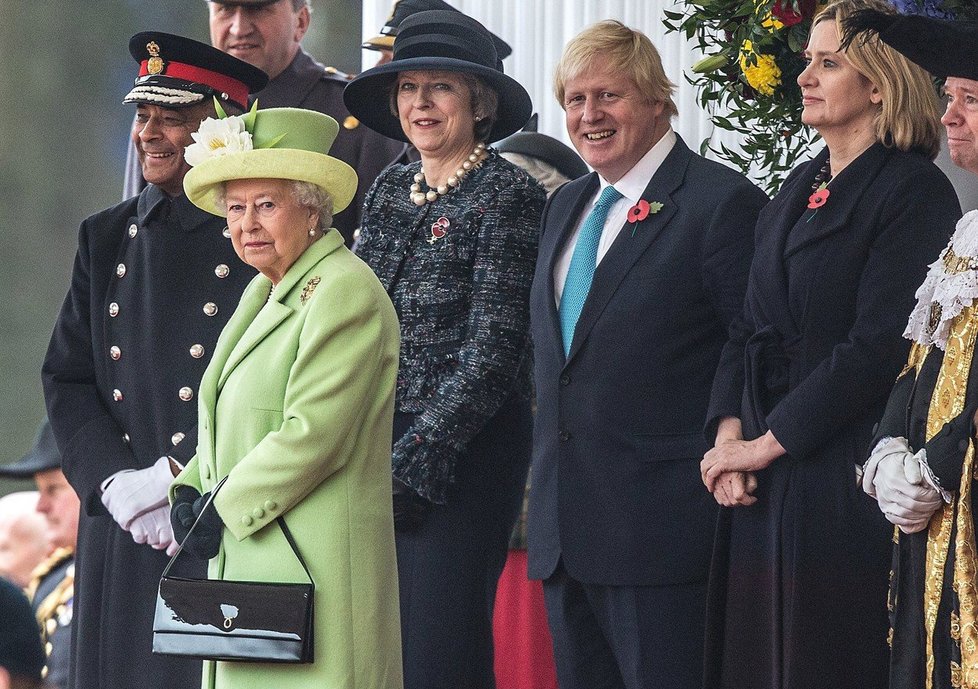 Boris Johnson s Thereseou Mayovou a královnou Alžbětou II.
