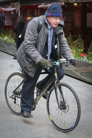 Boris Johnson na kole
