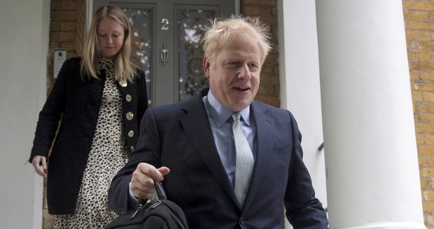Boj o křeslo Mayové: Drtivé vítězství Borise Johnsona v prvním kole, rozhodnuto ale není