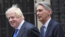 Exministr Hammond s premiérem Borisem Johnsonem