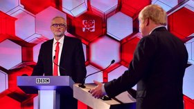 Lídr britských labouristů Jeremy Corbyn v televizní debatě s konzervativním premiérem Borisem Johnsonem