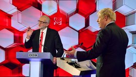 Lídr britských labouristů Jeremy Corbyn v televizní debatě s konzervativním premiérem Borisem Johnsonem