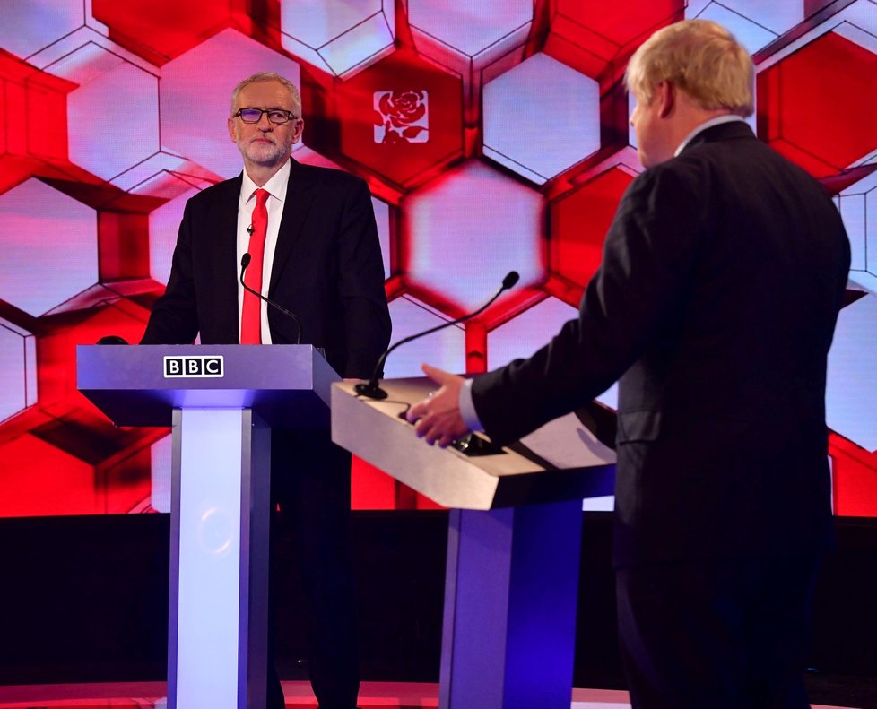 Lídr britských labouristů Jeremy Corbyn v televizní debatě s konzervativním premiérem Borisem Johnsonem