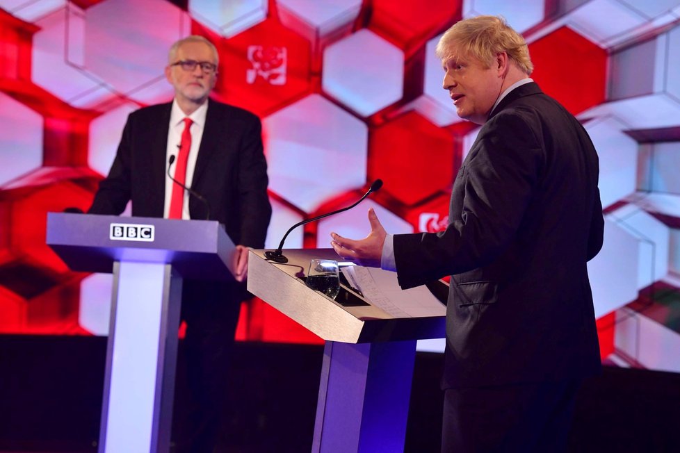 Lídr britských labouristů Jeremy Corbyn v televizní debatě s konzervativním premiérem Borisem Johnsonem