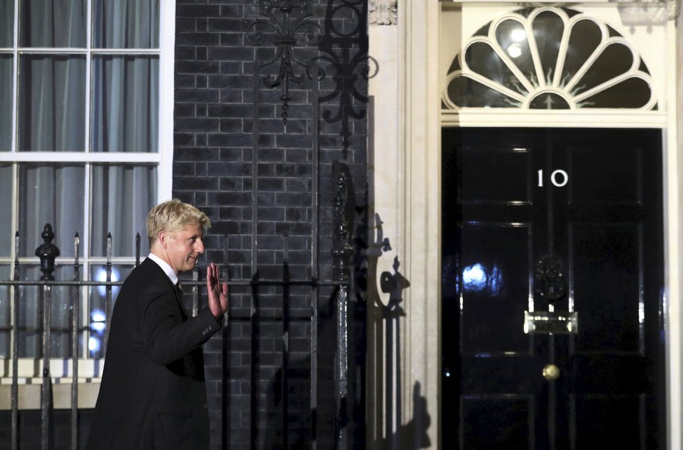 Do kabinetu Borise Johnsona zamířil i jeho mladší bratr Jo. Rodinná podoba se nezapře.