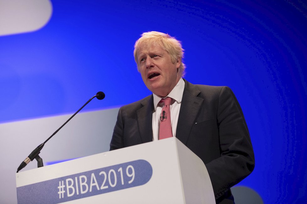 Hlavní kandidát na příštího britského premiéra Boris Johnson by dohodnutou platbu 39 miliard liber (1,12 bilionu Kč) jako finanční vyrovnání s Evropskou unií pozdržel, dokud Brusel nedá Londýnu lepší podmínky pro odchod z bloku.