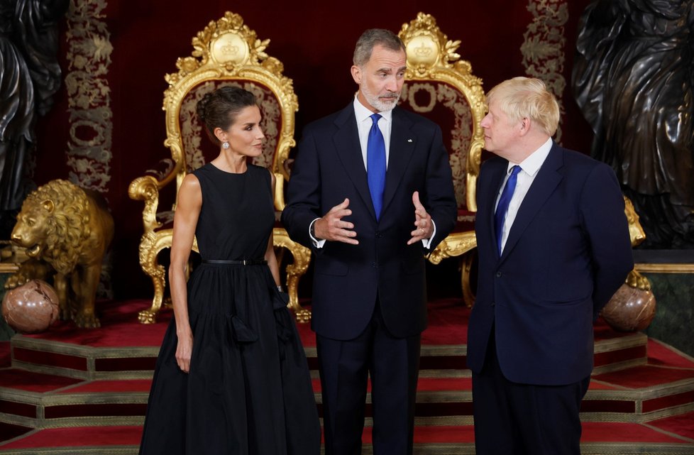 Španělský král Felip VI., královna Letizia a britský premiér Boris Johnson na galavečeru na summitu NATO (28.6.2022)