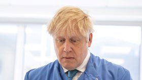 Britský premiér Boris Johnson na návštěvě laboratoře Mologic zabývající se zkoumáním koronaviru