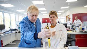 Britský premiér Boris Johnson na návštěvě laboratoře zabývající se zkoumáním koronaviru