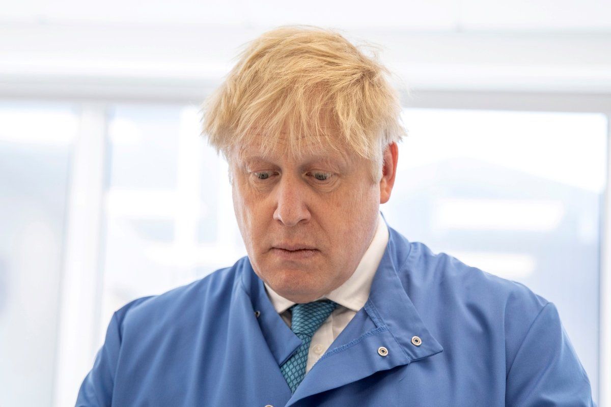 Britský premiér Boris Johnson na návštěvě laboratoře Mologic zabývající se zkoumáním koronaviru