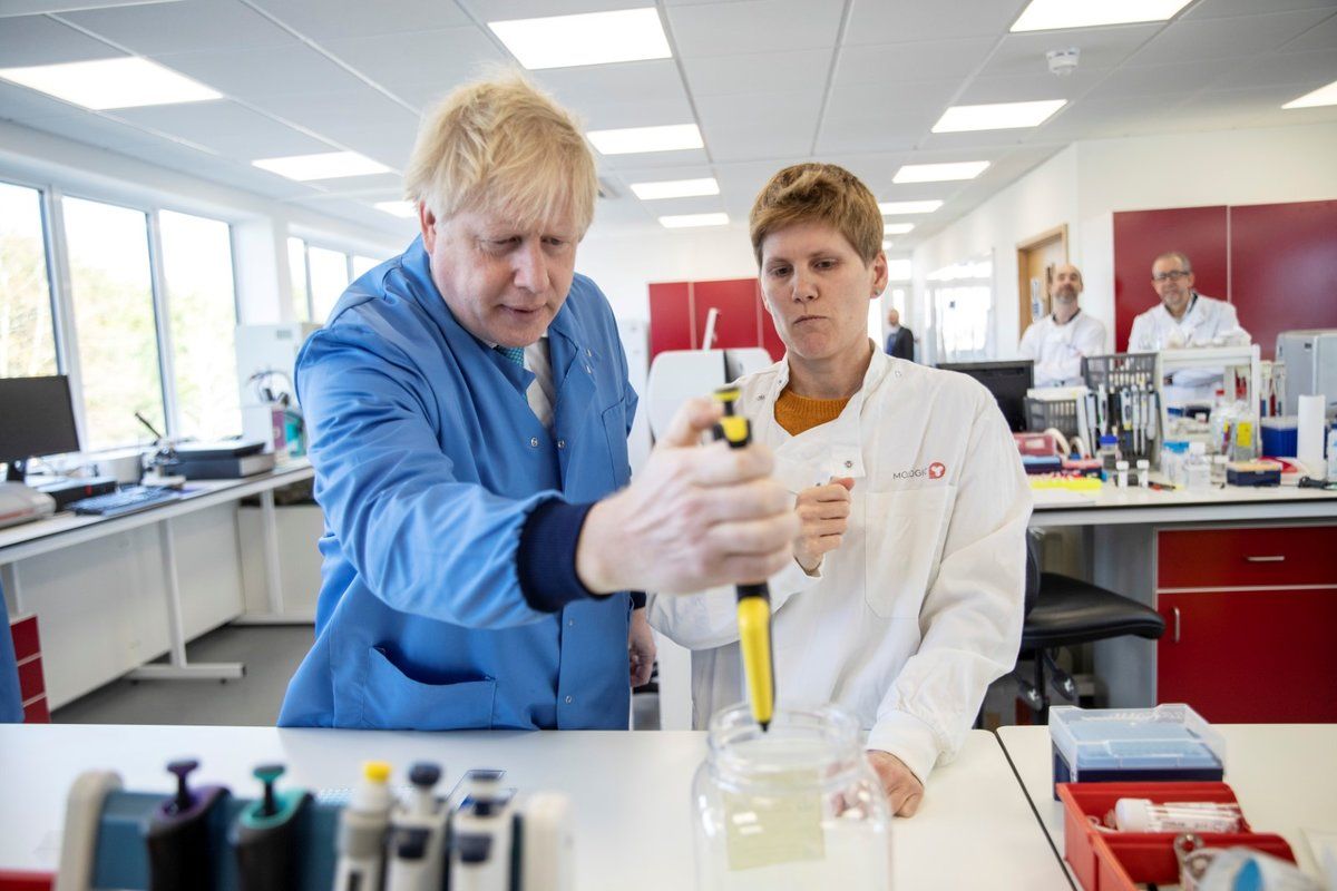 Britský premiér Boris Johnson na návštěvě laboratoře Mologic zabývající se zkoumáním koronaviru