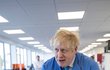 Britský premiér Boris Johnson na návštěvě laboratoře Mologic zabývající se zkoumáním koronaviru