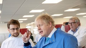 Britský premiér Boris Johnson na návštěvě laboratoře Mologic zabývající se zkoumáním koronaviru