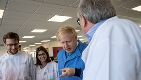 Britský premiér Boris Johnson na návštěvě laboratoře Mologic zabývající se zkoumáním koronaviru