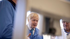 Britský premiér Boris Johnson na návštěvě laboratoře Mologic zabývající se zkoumáním koronaviru