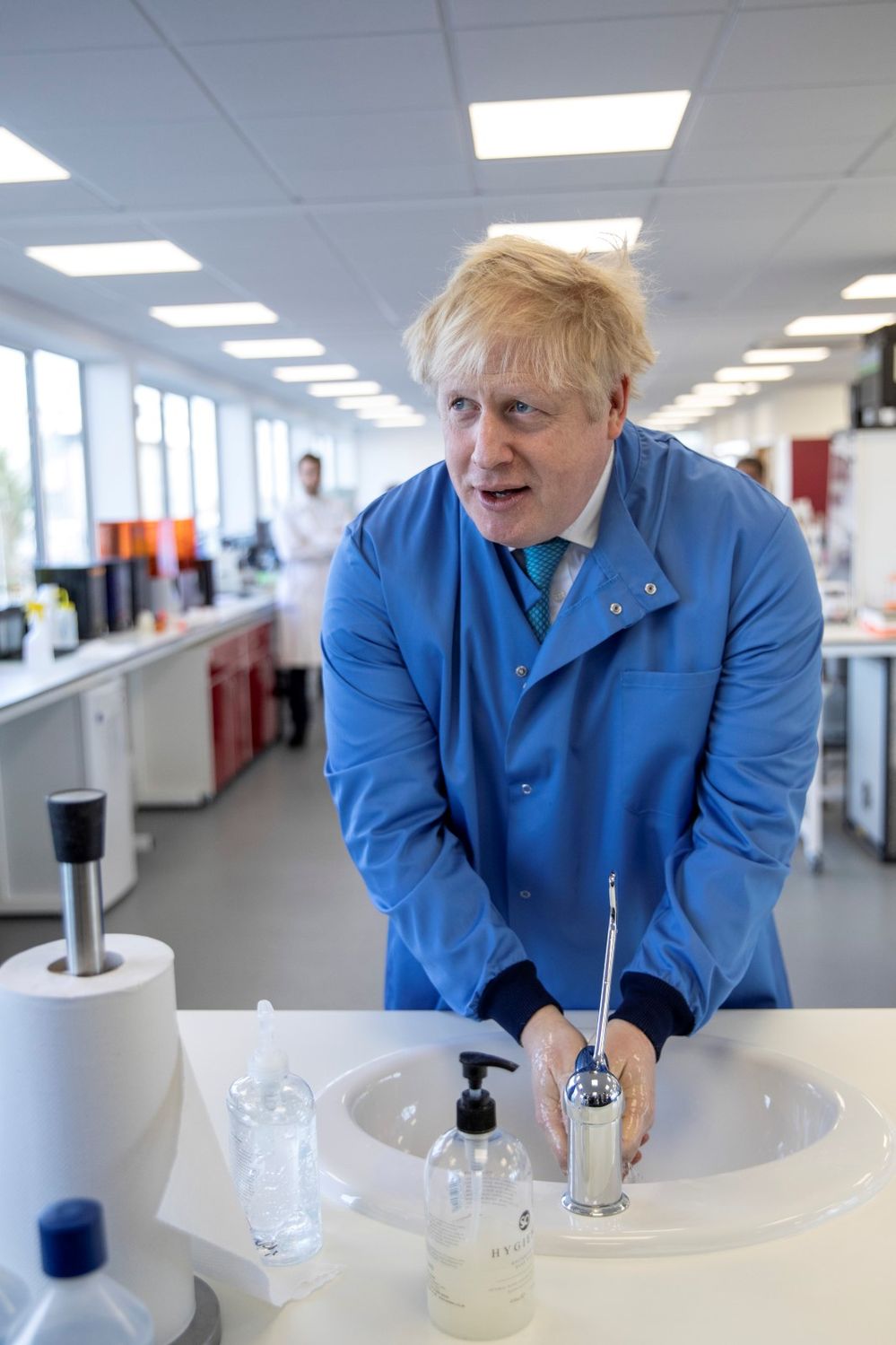 Britský premiér Boris Johnson na návštěvě laboratoře Mologic zabývající se zkoumáním koronaviru