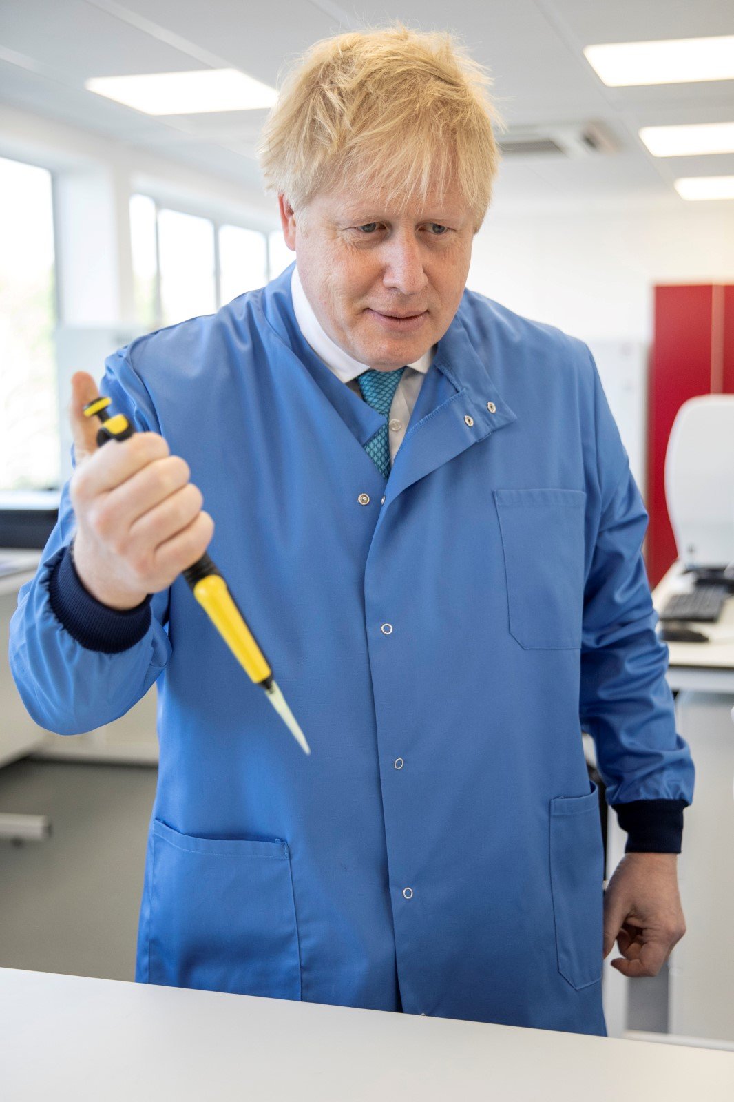 Britský premiér Boris Johnson na návštěvě laboratoře Mologic zabývající se zkoumáním koronaviru