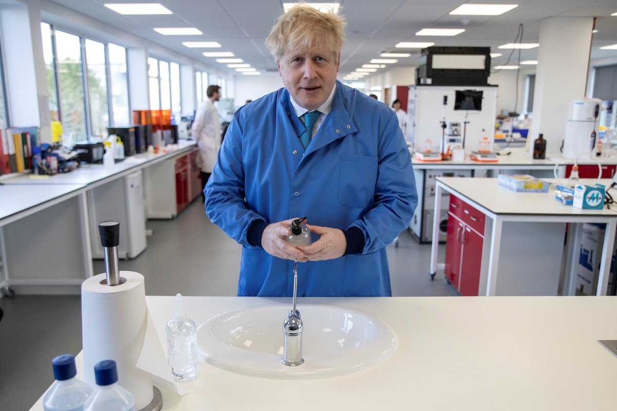 Britský premiér Boris Johnson na návštěvě laboratoře Mologic zabývající se zkoumáním koronaviru