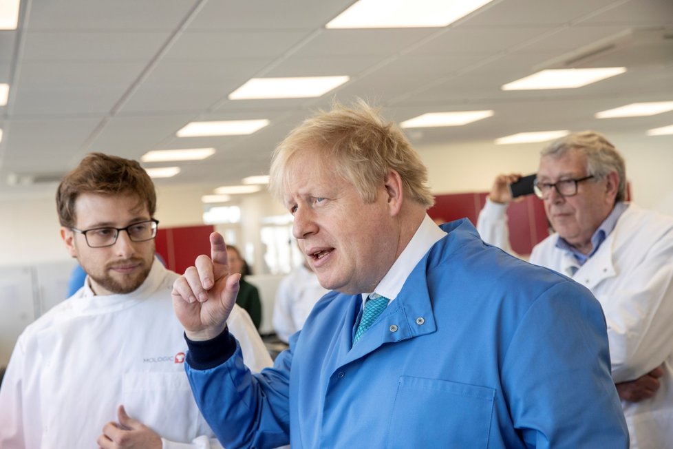 Britský premiér Boris Johnson na návštěvě laboratoře Mologic zabývající se zkoumáním koronaviru