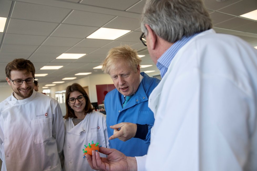 Britský premiér Boris Johnson na návštěvě laboratoře Mologic zabývající se zkoumáním koronaviru