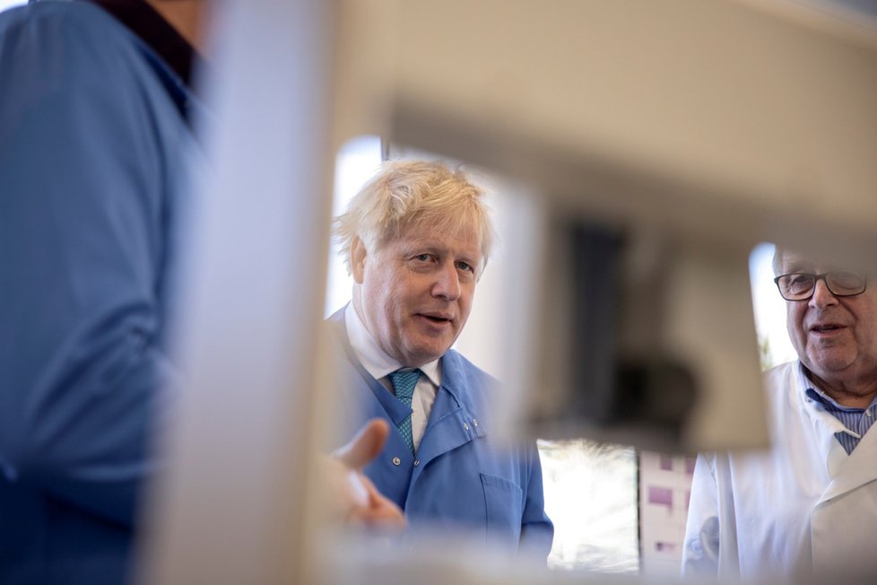 Britský premiér Boris Johnson na návštěvě laboratoře Mologic zabývající se zkoumáním koronaviru