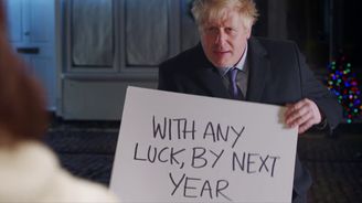 Láska nebeská Borise Johnsona: Britský premiér paroduje ve volebním klipu slavnou filmovou scénu