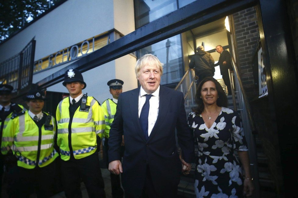 Britský premiér Boris Johnson se svou manželkou Marinou Wheelerovou