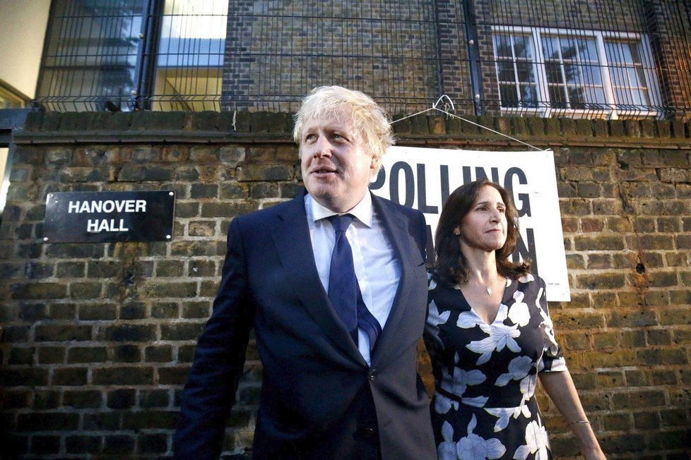 Britský exministr zahraničí Boris Johnson se svou manželkou Marinou Wheelerovou.