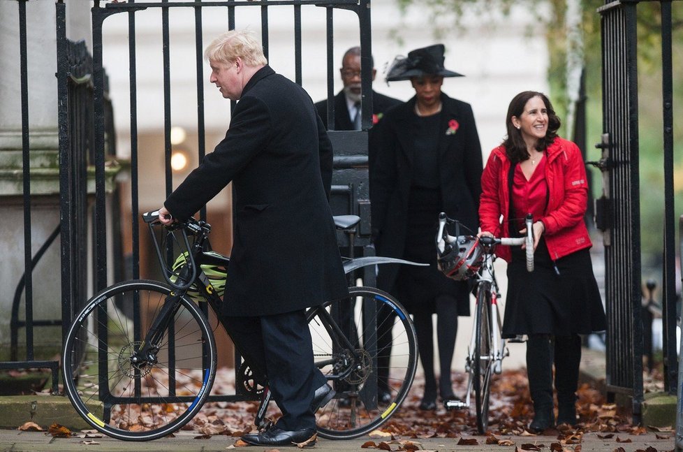Britský exministr zahraničí Boris Johnson se svou manželkou Marinou Wheelerovou. Oba jsou vášniví cyklisté.