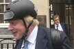 Britský exministr zahraničí se po Londýně často pohybuje na kole.