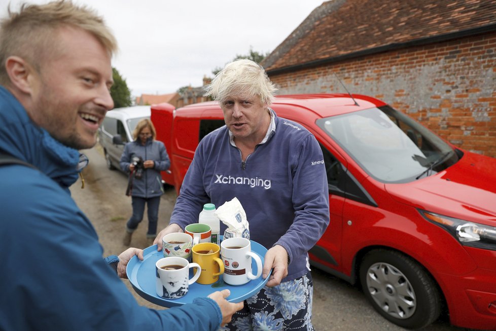 Exministr Johnson nabídl novinářům čekajícím před jeho domem čaj.