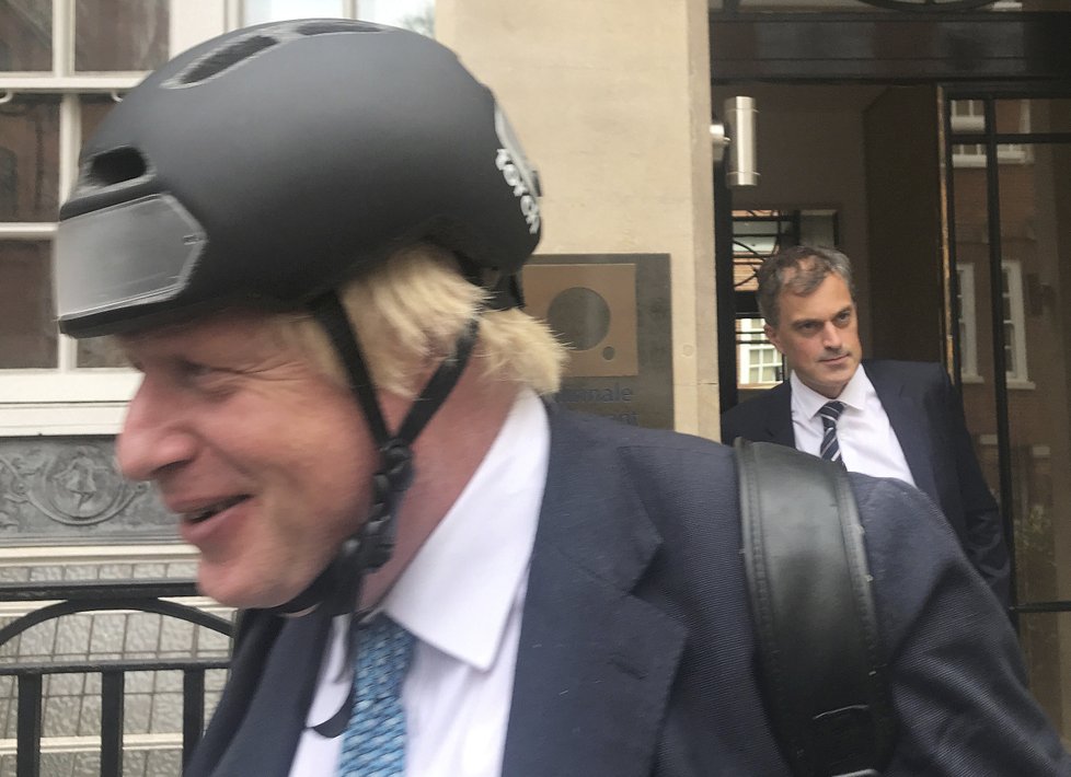 Britský premiér Johnson se jako ministr zahraničí často pohyboval po Londýně na kole.