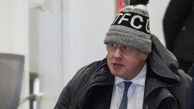 Boris Johnson odchází od výslechu komise vyšetřující kroky vlády za pandemie (7.1.2024)
