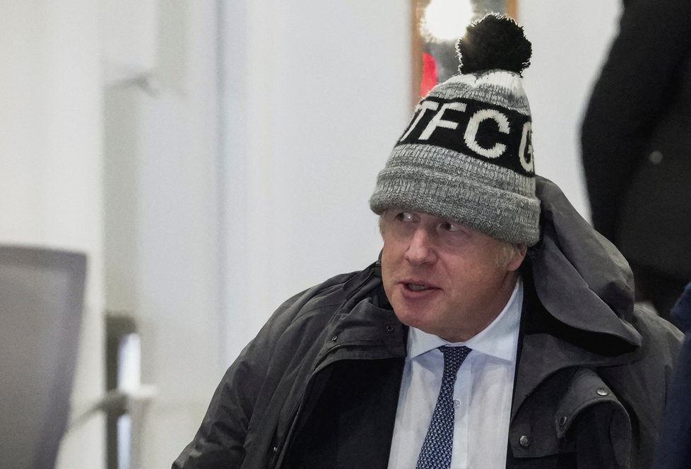 Boris Johnson odchází od výslechu komise vyšetřující kroky vlády za pandemie (7.1.2024).