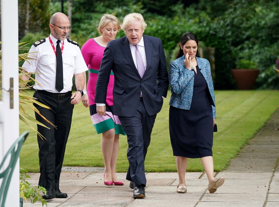 Britský premiér Boris Johnson se svou ministryní vnitra Priti Patelovou.