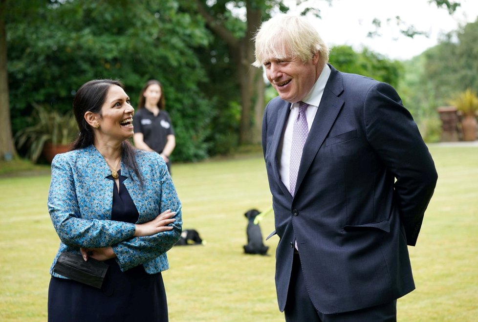 Britský premiér Boris Johnson se svou ministryní vnitra Priti Patelovou.