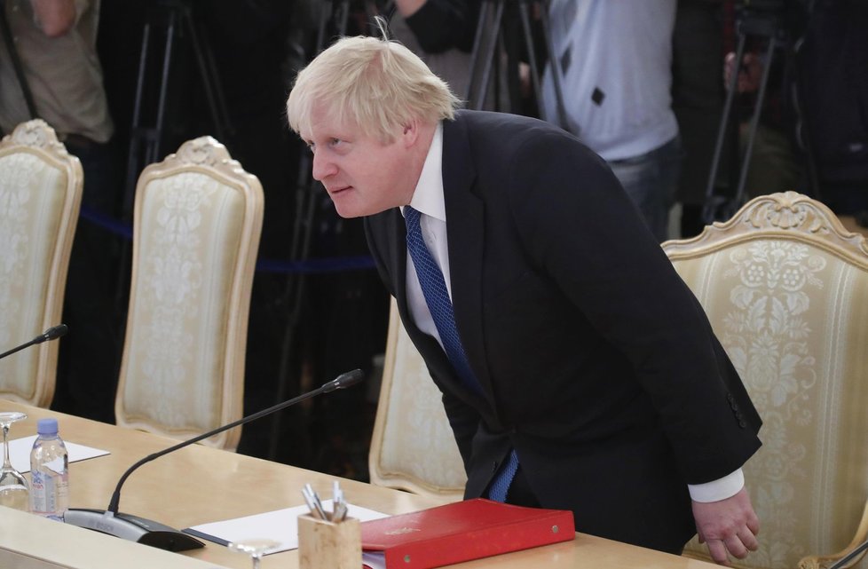 Britský ministr zahraničí Boris Johnson během jednání se svým ruským protějškem Sergejem Lavrovem.