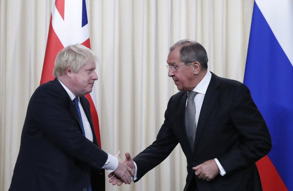 Britský ministr zahraničí Boris Johnson a ruský ministr zahraničí Sergej Lavrov