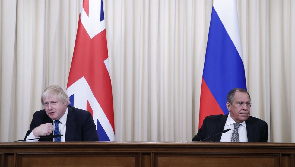 Britský ministr zahraničí Boris Johnson na schůzce s ruským ministrem zahraničí Sergejem Lavrovem