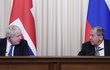 Britský ministr zahraničí Boris Johnson s ruským protějškem Sergejem Lavrovem na tiskové konferenci