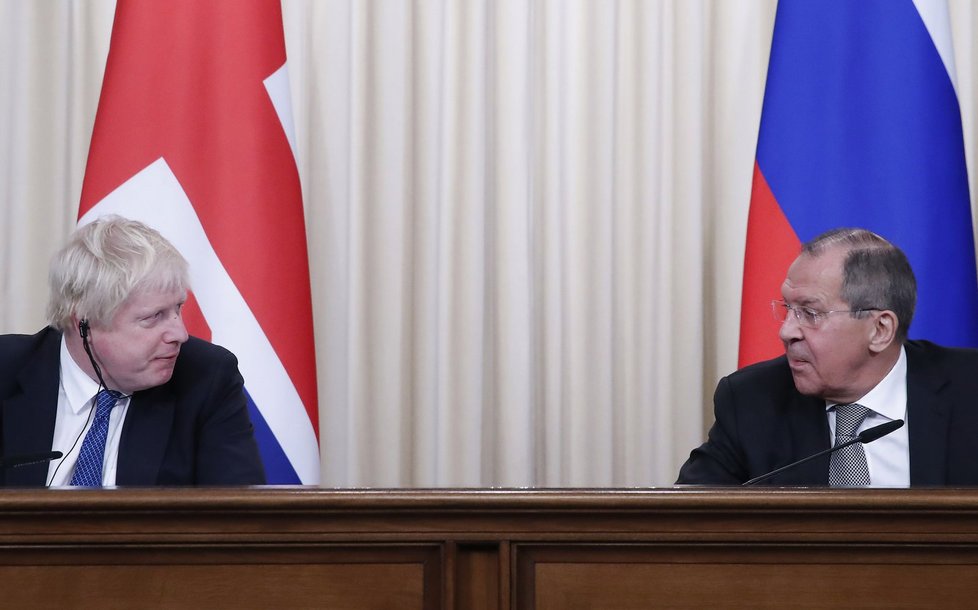 Britský ministr zahraničí Boris Johnson s ruským protějškem Sergejem Lavrovem na tiskové konferenci