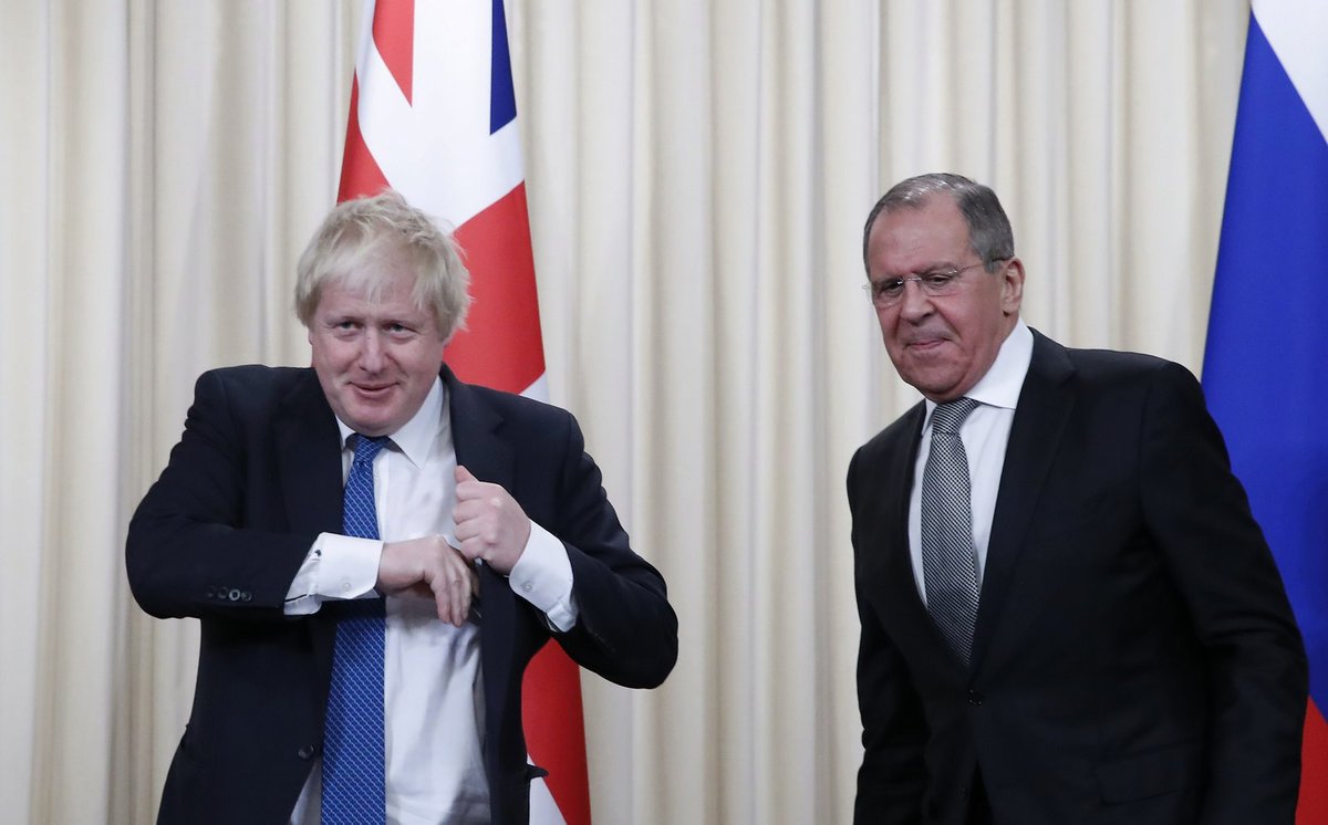 Britský ministr zahraničí Boris Johnson s ruským protějškem Sergejem Lavrovem