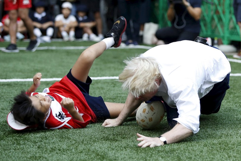 Britský premiér Johnson je náruživý hráč rugby.