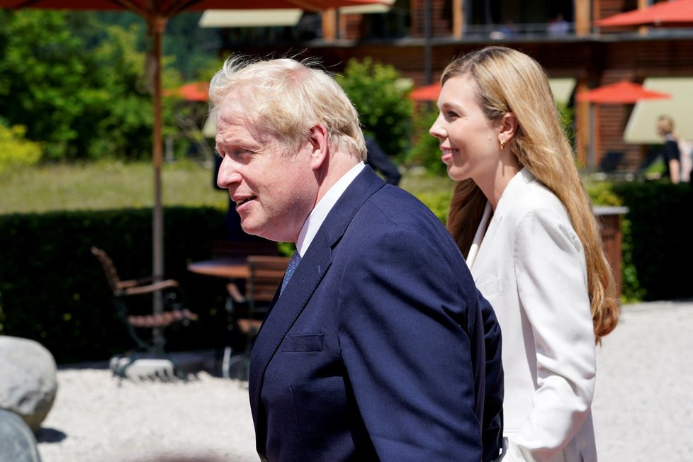 Britský premiér Boris Johnson s manželkou Carrie na summitu G7 (26. 6. 2022)