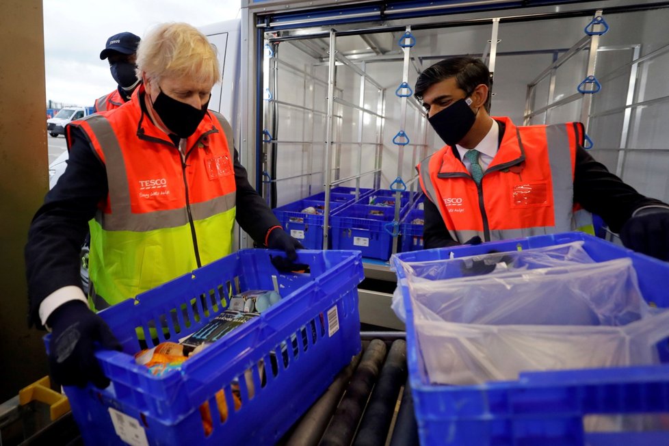 Britský premiér Boris Johnson se byl podívat, jak Tesco rozváží potraviny.