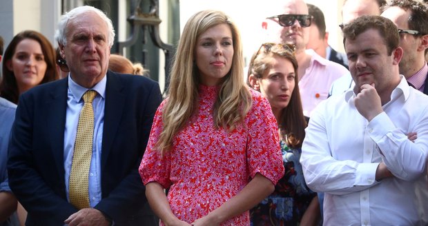 Johnsonova „vydřička“ zářila v letních šatech za 3,5 tisíce. A je z ní „paní premiérová“